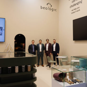 4 beologic colleagues at the K-Messe stand with the slogan can challenging, we help you make it work