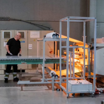 Employee working at a production installation in the workshop Beologic